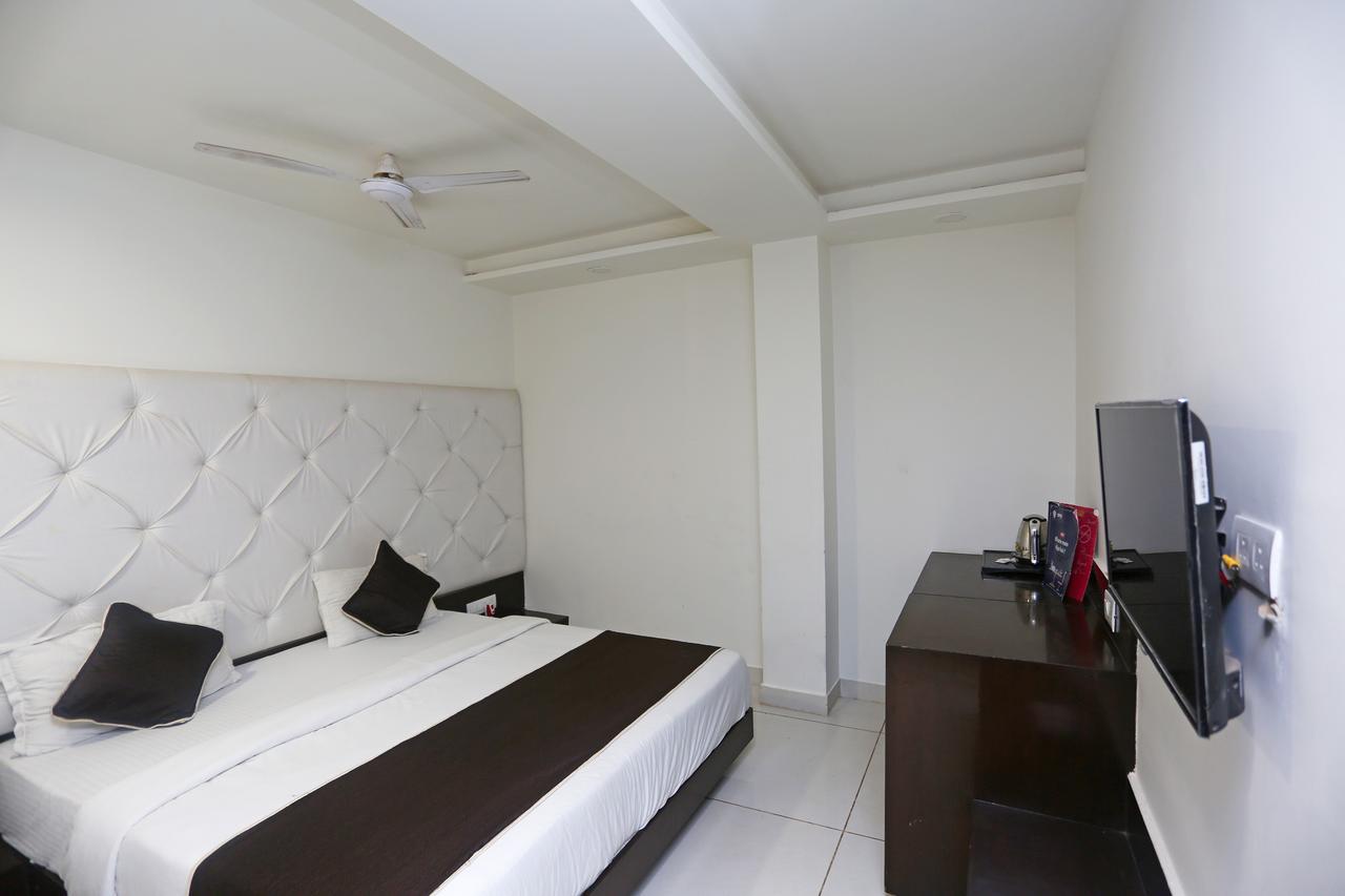 Oyo 18422 Central Grand Belanganj Экстерьер фото